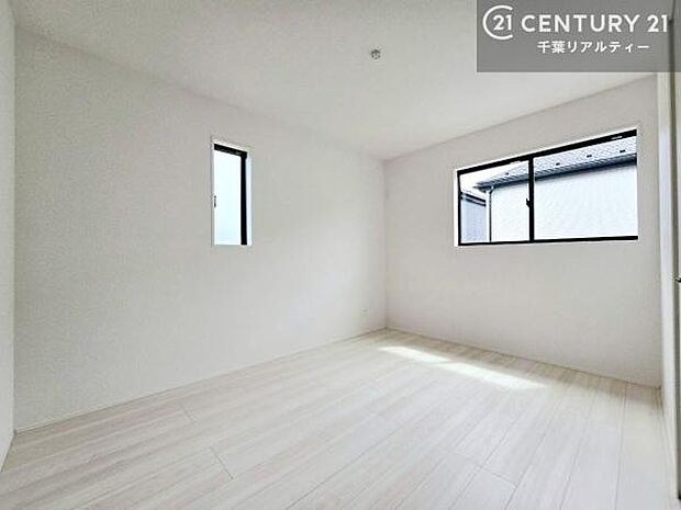 掃き出し窓がないお部屋は、お子様のお部屋としても安心です!収納スペースも充実しているので散らかったお部屋をサッと片付けられます!