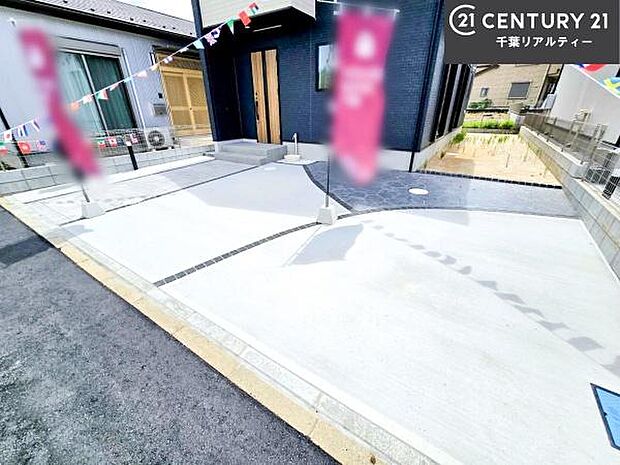駐車スペースは最大3台分あります!セカンドカーはもちろん、バイクや自転車なども置き場所に困りません。