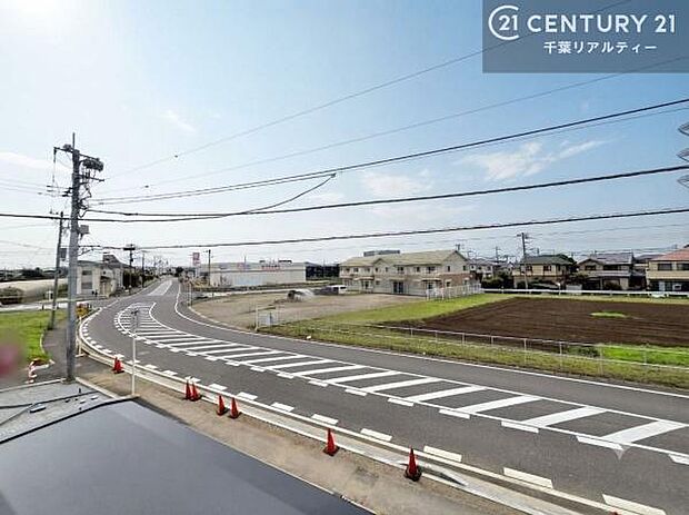 晴れた日には青い空を見渡せる開放的な時間を楽しめます。気持ちの良い風が通り抜ける街並みです!