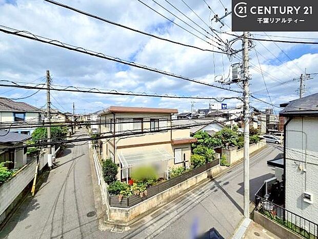 晴れた日には青い空を見渡せる開放的な時間を楽しめます。気持ちの良い風が通り抜ける街並みです!