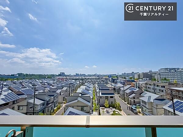 落ち着きある住宅街です！周囲には高い建物がなく、空が広く開放感があり、陽当たりを大きく遮られることもありません！気持ちの良い風が通り抜ける街並みです！