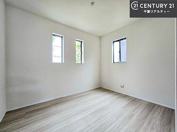 掃き出し窓がないお部屋は、お子様のお部屋としても安心です!収納スペースも充実しているので散らかったお部屋をサッと片付けられます!