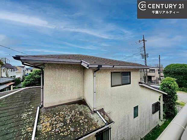 落ち着きある住宅街です!周囲には高い建物がなく、空が広く開放感があり、陽当たりを大きく遮られることもありません!気持ちの良い風が通り抜ける街並みです!
