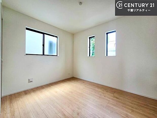 掃き出し窓がないお部屋は、お子様のお部屋としても安心です!収納スペースも充実しているので散らかったお部屋をサッと片付けられます!