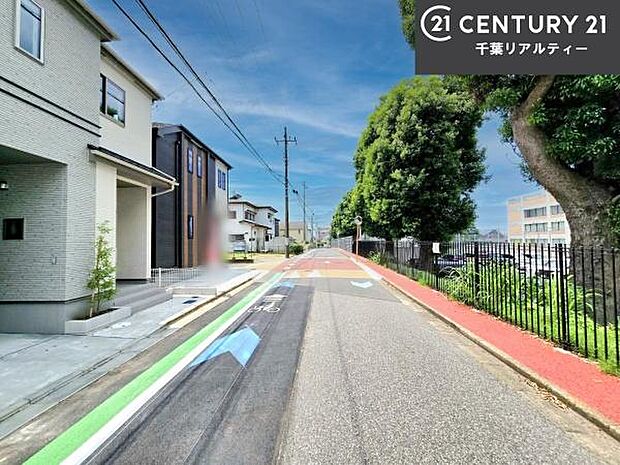 前面道路は5.8m!陽当り良好な立地です。車庫入れが苦手な方も安心ですね。