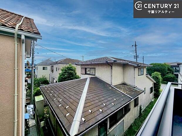 落ち着きある住宅街です!周囲には高い建物がなく、空が広く開放感があり、陽当たりを大きく遮られることもありません!気持ちの良い風が通り抜ける街並みです!