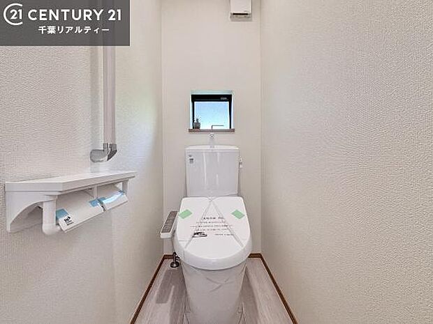 1・2階にトイレがございます!朝の忙しい時間帯も待たずにすみそうですね。白を基調とした清潔感のあるトイレでお手入れがしやすいです!