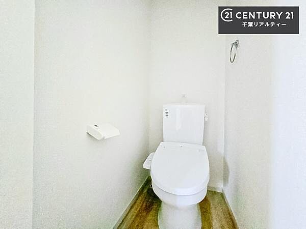 1・2階にトイレがございます！朝の忙しい時間帯も待たずにすみそうですね。白を基調とした清潔感のあるトイレでお手入れがしやすいです！