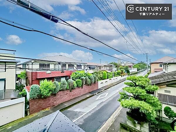 落ち着きある住宅街です！周囲には高い建物がなく、空が広く開放感があり、陽当たりを大きく遮られることもありません！気持ちの良い風が通り抜ける街並みです！