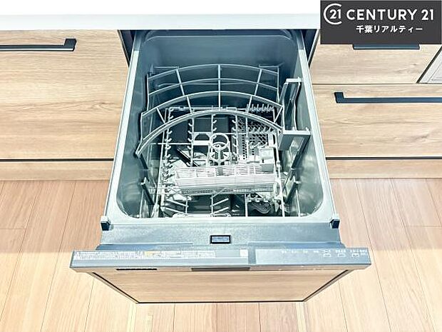 食洗機付きのキッチンです!忙しい時や手荒れ防止として大変活躍する便利な仕様です!ビルトインなのでキッチンの場所を取らず調理スペースを広く使うことが出来ます!