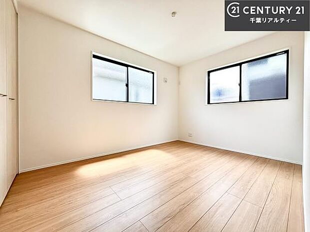 掃き出し窓がないお部屋は、お子様のお部屋としても安心です!収納スペースも充実しているので散らかったお部屋をサッと片付けられます!