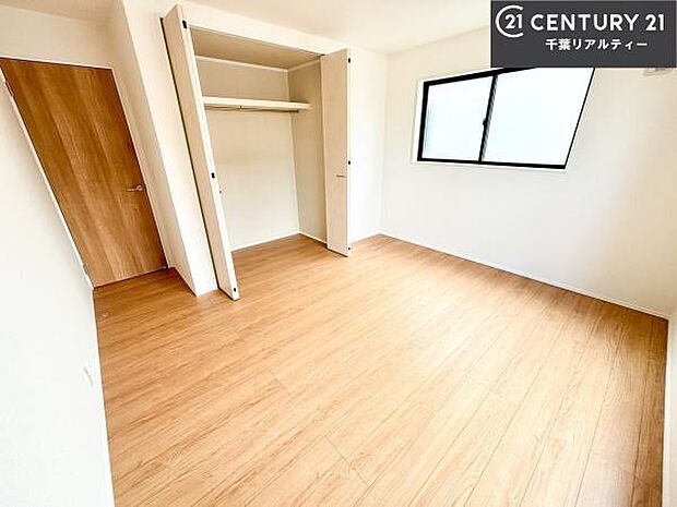 収納が充実しているからこそ、お部屋はいつも広々。掃除や片付けもラクになり、居心地の良い暮らしが続きます。