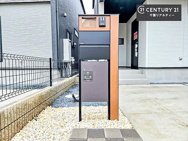 ポスト一体型宅配ボックス!玄関周りをすっきり見せつつ、再配達のストレスなく荷物を確実に受け取れる点が最大の特徴です。防犯性が高く、大型メール便にも対応可能!