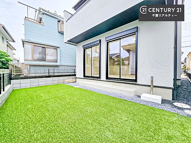 陽当たり良好なお庭です!晴れた日には青い空を見渡せる開放的な時間を楽しめます。ガーデニングや家庭菜園も楽しめます!