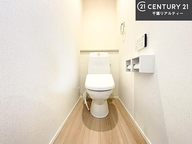 1・2階にトイレがございます!朝の忙しい時間帯も待たずにすみそうですね。白を基調とした清潔感のあるトイレでお手入れがしやすいです!