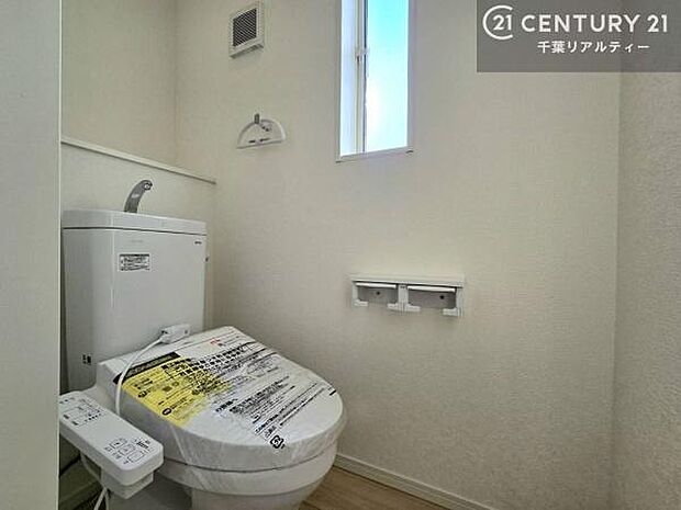 1・2階にトイレがございます!朝の忙しい時間帯も待たずにすみそうですね。白を基調とした清潔感のあるトイレでお手入れがしやすいです!
