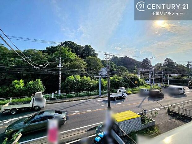 晴れた日には青い空を見渡せる開放的な時間を楽しめます。気持ちの良い風が通り抜ける街並みです！