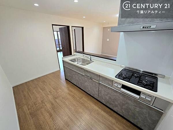 大人気の対面式システムキッチンを採用しています！ご家族のコミュニケーションが自然と増える設計です。お子様にも目が届くので嬉しいですね！広々使えて快適で作業が進みます。