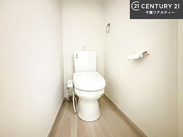 1・2階にトイレがございます!朝の忙しい時間帯も待たずにすみそうですね。白を基調とした清潔感のあるトイレでお手入れがしやすいです!