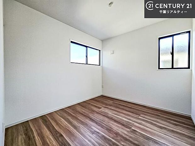 掃き出し窓がないお部屋は、お子様のお部屋としても安心です!収納スペースも充実しているので散らかったお部屋をサッと片付けられます!