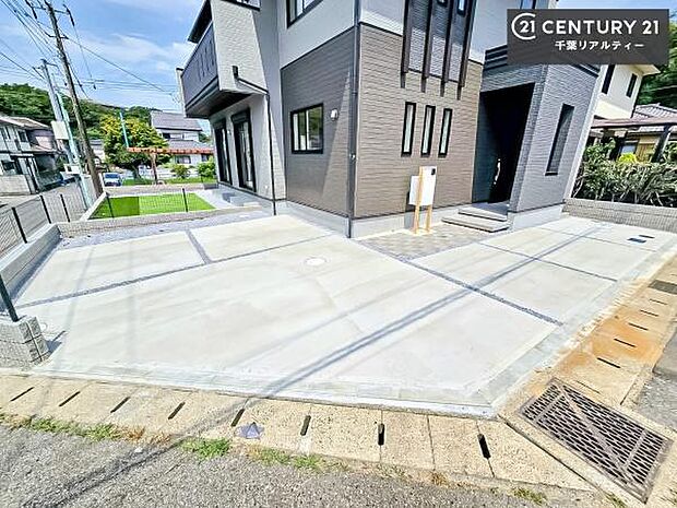 駐車スペースは3台分あります!セカンドカーはもちろん、バイクや自転車なども置き場所に困りません。