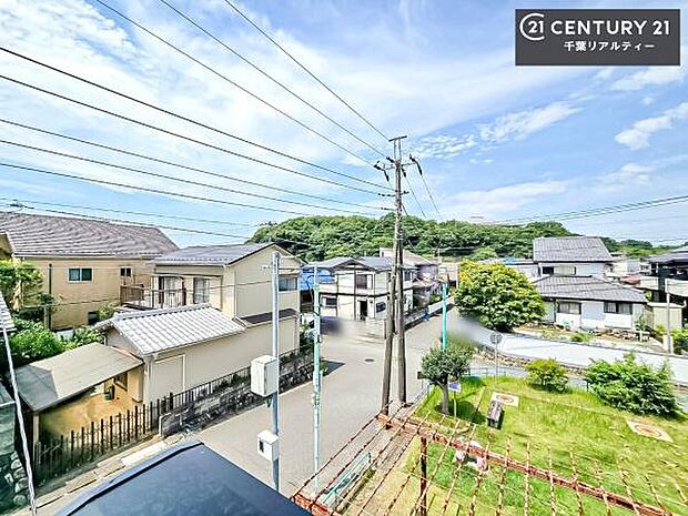 晴れた日には青い空を見渡せる開放的な時間を楽しめます。気持ちの良い風が通り抜ける街並みです！