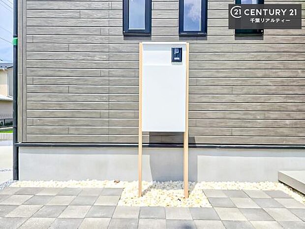 郵便ポスト付きで不在時でも荷物が受け取れてとっても便利!家にいなきゃいけないストレス回避!再配達の手間が省けます!
