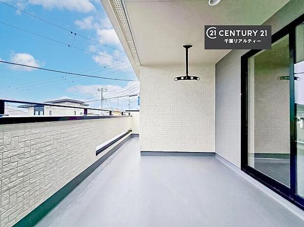 インナーバルコニー！屋根が付いているので、急に雨が降っても濡れにくく安心！強い日差しもカットしてくれるので、お天気の良い日は、お外へ出て深呼吸するのもよさそうです！