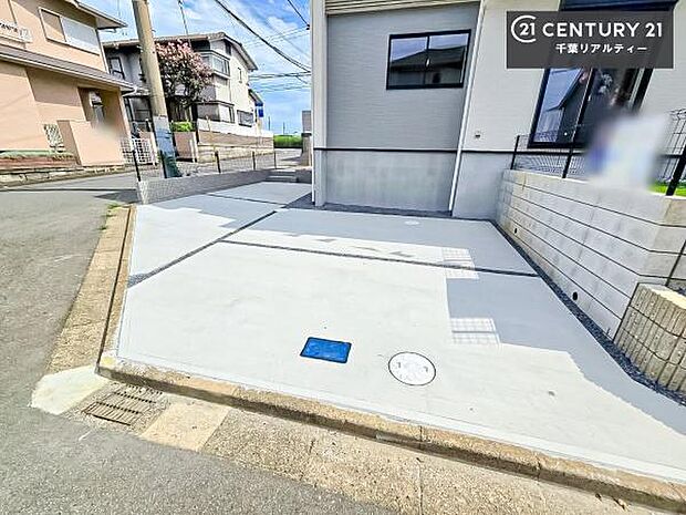 駐車スペースは最大3台分あります!セカンドカーはもちろん、バイクや自転車なども置き場所に困りません。