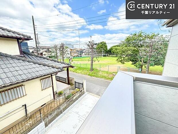 落ち着きある住宅街です!周囲には高い建物がなく、空が広く開放感があり、陽当たりを大きく遮られることもありません!気持ちの良い風が通り抜ける街並みです!