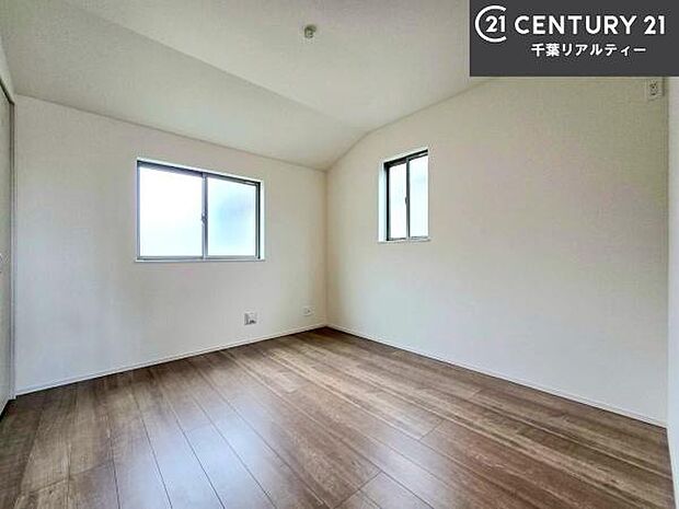 掃き出し窓がないお部屋は、お子様のお部屋としても安心です!収納スペースも充実しているので散らかったお部屋をサッと片付けられます!