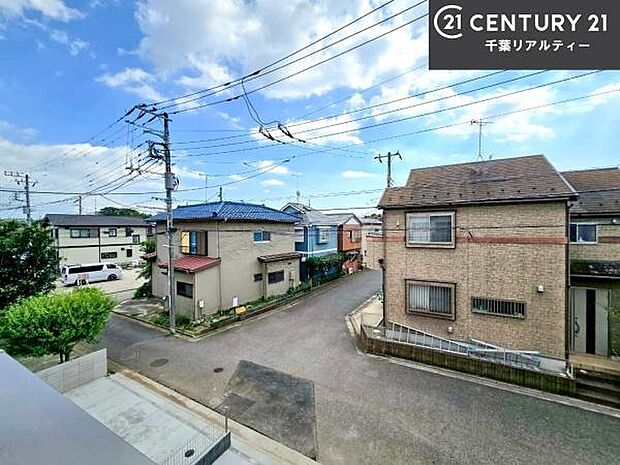 落ち着きある住宅街です!周囲には高い建物がなく、空が広く開放感があり、陽当たりを大きく遮られることもありません!気持ちの良い風が通り抜ける街並みです!