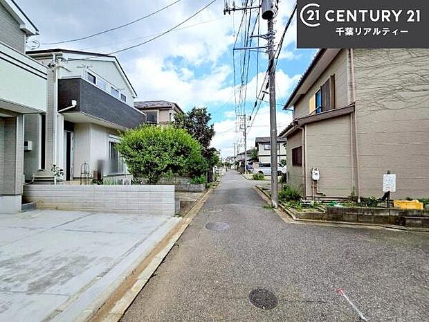 前面道路6.6m!陽当り良好な立地です。車庫入れが苦手な方も安心ですね。