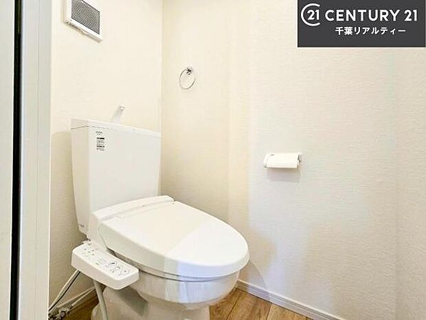 1・2階にトイレがございます!朝の忙しい時間帯も待たずにすみそうですね。白を基調とした清潔感のあるトイレでお手入れがしやすいです!