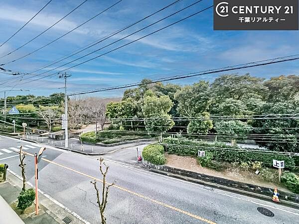 晴れた日には青い空を見渡せる開放的な時間を楽しめます。気持ちの良い風が通り抜ける街並みです！