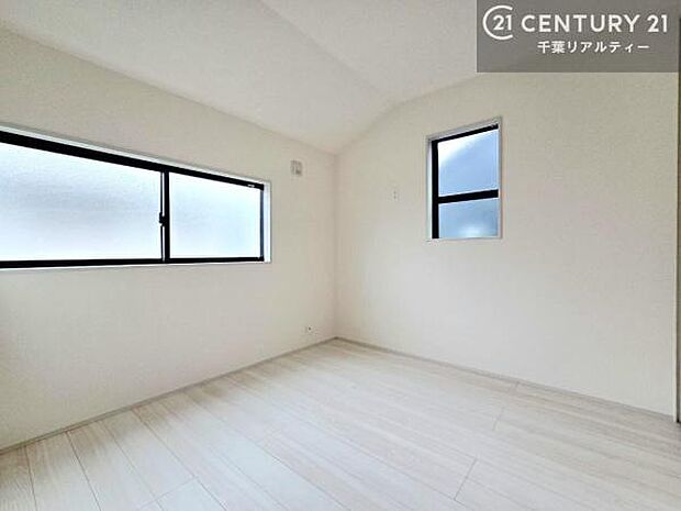掃き出し窓がないお部屋は、お子様のお部屋としても安心です!収納スペースも充実しているので散らかったお部屋をサッと片付けられます!