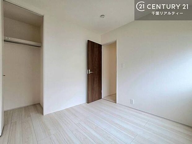 収納が充実しているからこそ、お部屋はいつも広々。掃除や片付けもラクになり、居心地の良い暮らしが続きます。