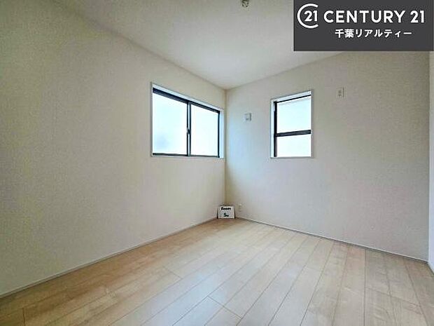 掃き出し窓がないお部屋は、お子様のお部屋としても安心です!収納スペースも充実しているので散らかったお部屋をサッと片付けられます!