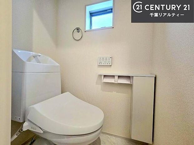 1・2階にトイレがございます!朝の忙しい時間帯も待たずにすみそうですね。白を基調とした清潔感のあるトイレでお手入れがしやすいです!