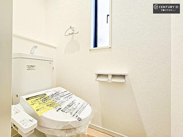 1・2階にトイレがございます!朝の忙しい時間帯も待たずにすみそうですね。白を基調とした清潔感のあるトイレでお手入れがしやすいです!