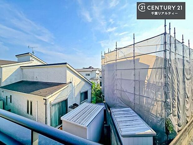晴れた日には青い空を見渡せる開放的な時間を楽しめます。気持ちの良い風が通り抜ける街並みです!