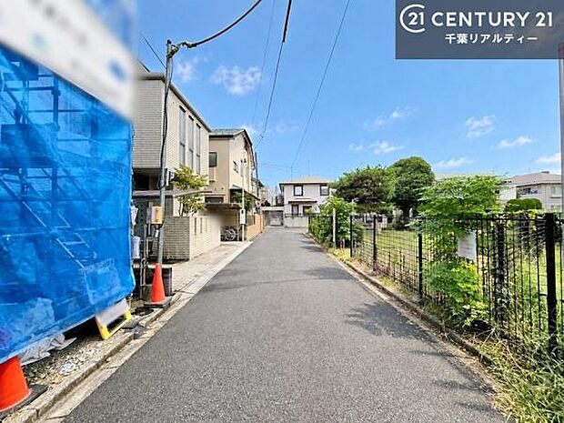 前面道路4.5m。陽当り良好な立地です。車庫入れが苦手な方も安心ですね。