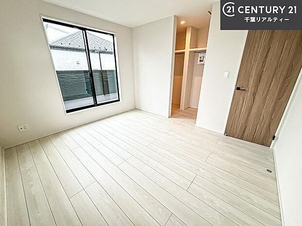 優しい光が差し込む洋室は、朝の目覚めも気持ちが良さそうですね。おうち時間もゆったりと過ごすことができます。