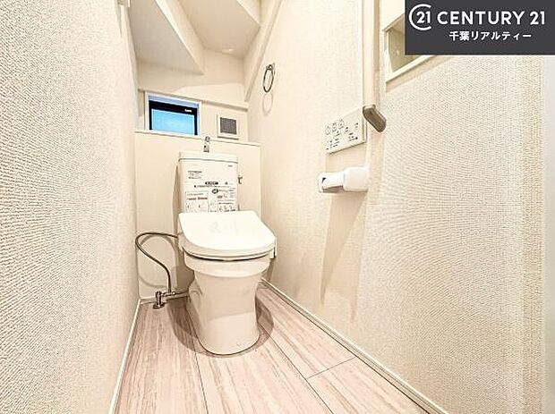 1・2階にトイレがございます!朝の忙しい時間帯も待たずにすみそうですね。白を基調とした清潔感のあるトイレでお手入れがしやすいです!