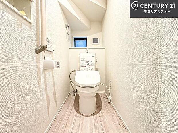 1・2階にトイレがございます!朝の忙しい時間帯も待たずにすみそうですね。白を基調とした清潔感のあるトイレでお手入れがしやすいです!