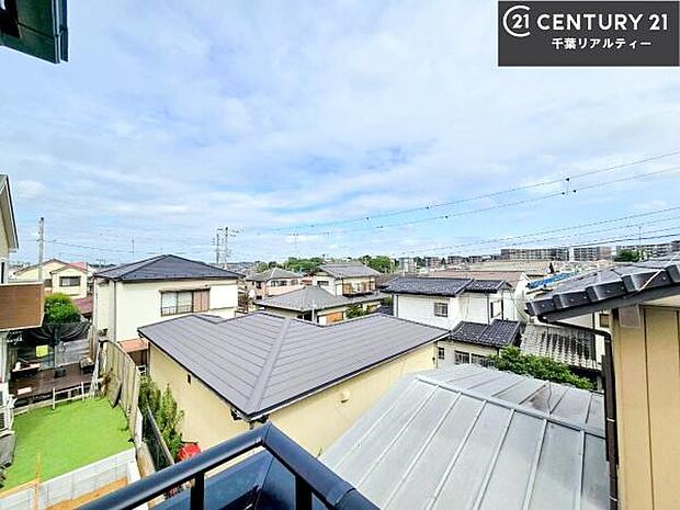 落ち着きある住宅街です!周囲には高い建物がなく、空が広く開放感があり、陽当たりを大きく遮られることもありません!気持ちの良い風が通り抜ける街並みです!
