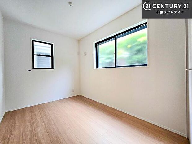 掃き出し窓がないお部屋は、お子様のお部屋としても安心です!収納スペースも充実しているので散らかったお部屋をサッと片付けられます!家具はCGパースです。