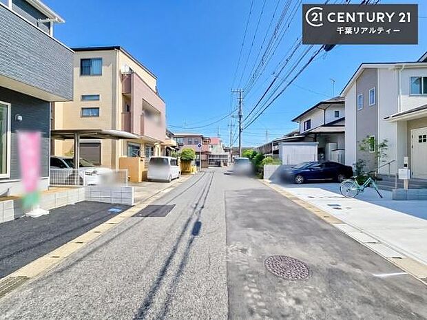 前面道路は、6帖以上と広々しています!周囲には高い建物がなく陽当たりと通気性がよく快適な住環境!