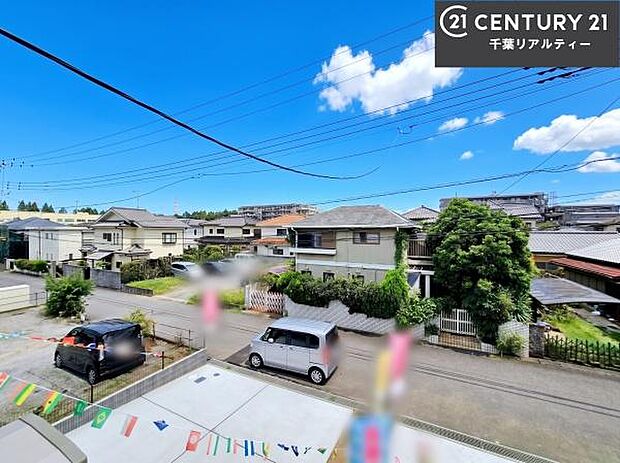 落ち着きある住宅街です!周囲には高い建物がなく、空が広く開放感があり、陽当たりを大きく遮られることもありません!気持ちの良い風が通り抜ける街並みです!