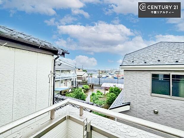 落ち着きある住宅街です!周囲には高い建物がなく、空が広く開放感があり、陽当たりを大きく遮られることもありません!気持ちの良い風が通り抜ける街並みです!